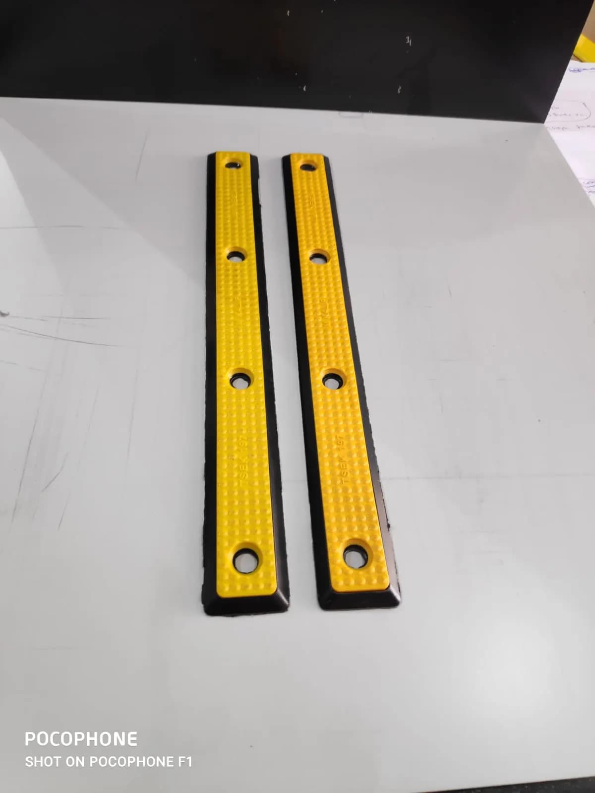 30×30 Çift Renk Üstten 4 Vidalı Kılavuz İz