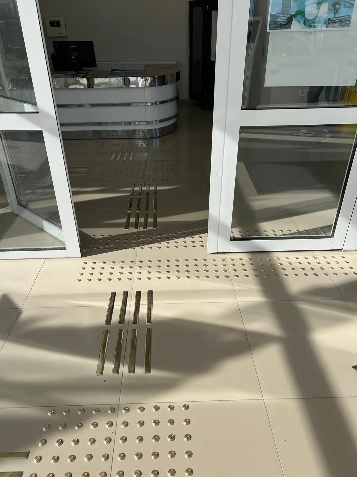 Giriş kapıları arasında hissedilebilir kılavuz ve uyarı hattı