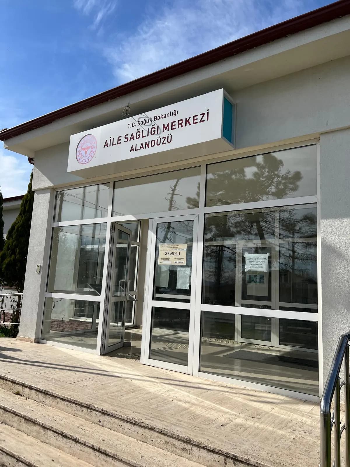 Aile sağlığı merkezi girişi ve giriş sahanlığında hissedilebilir yüzey uygulaması