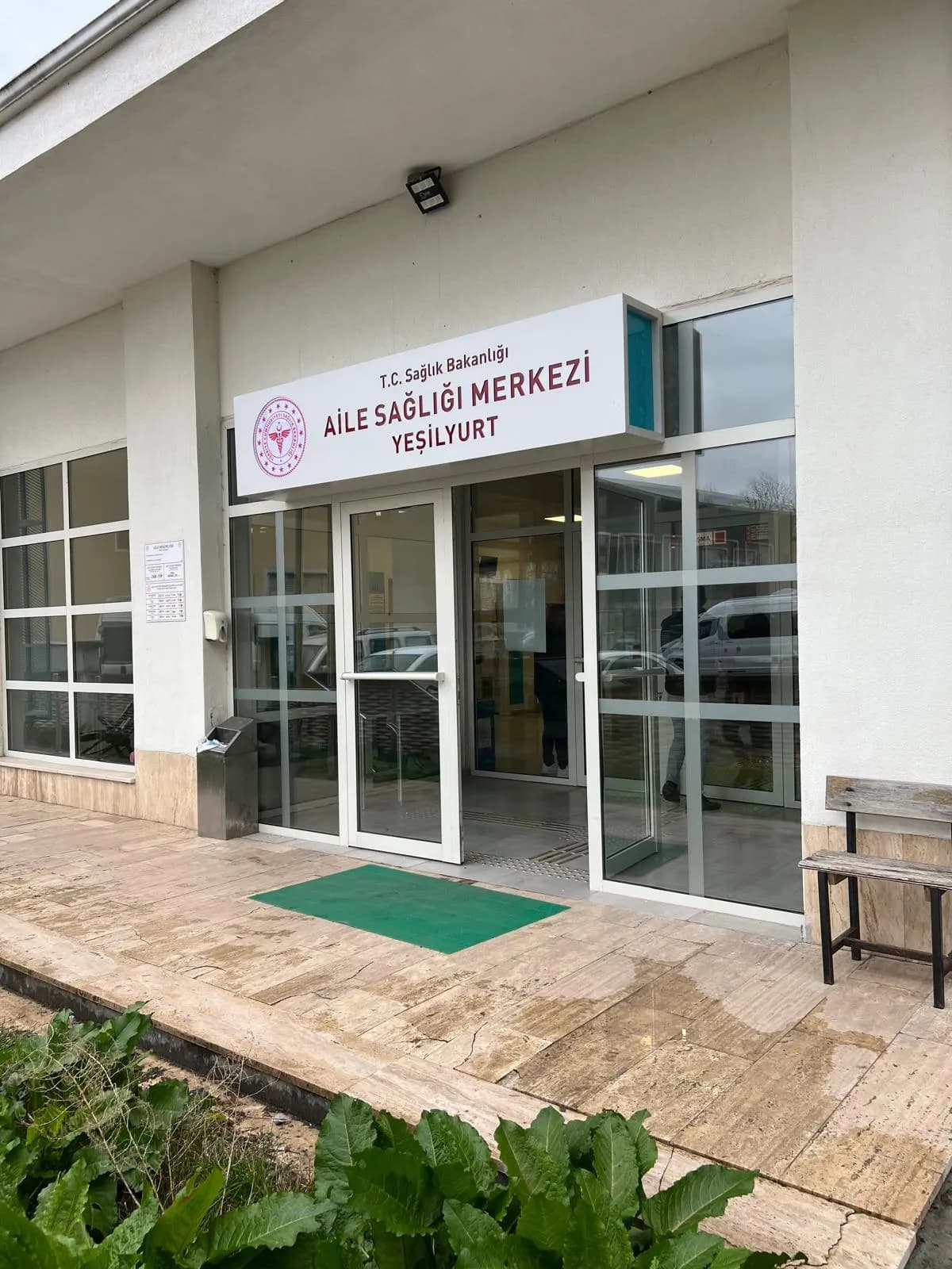 Aile sağlığı merkezi girişinde eşik boyunca hissedilebilir yüzey uygulaması