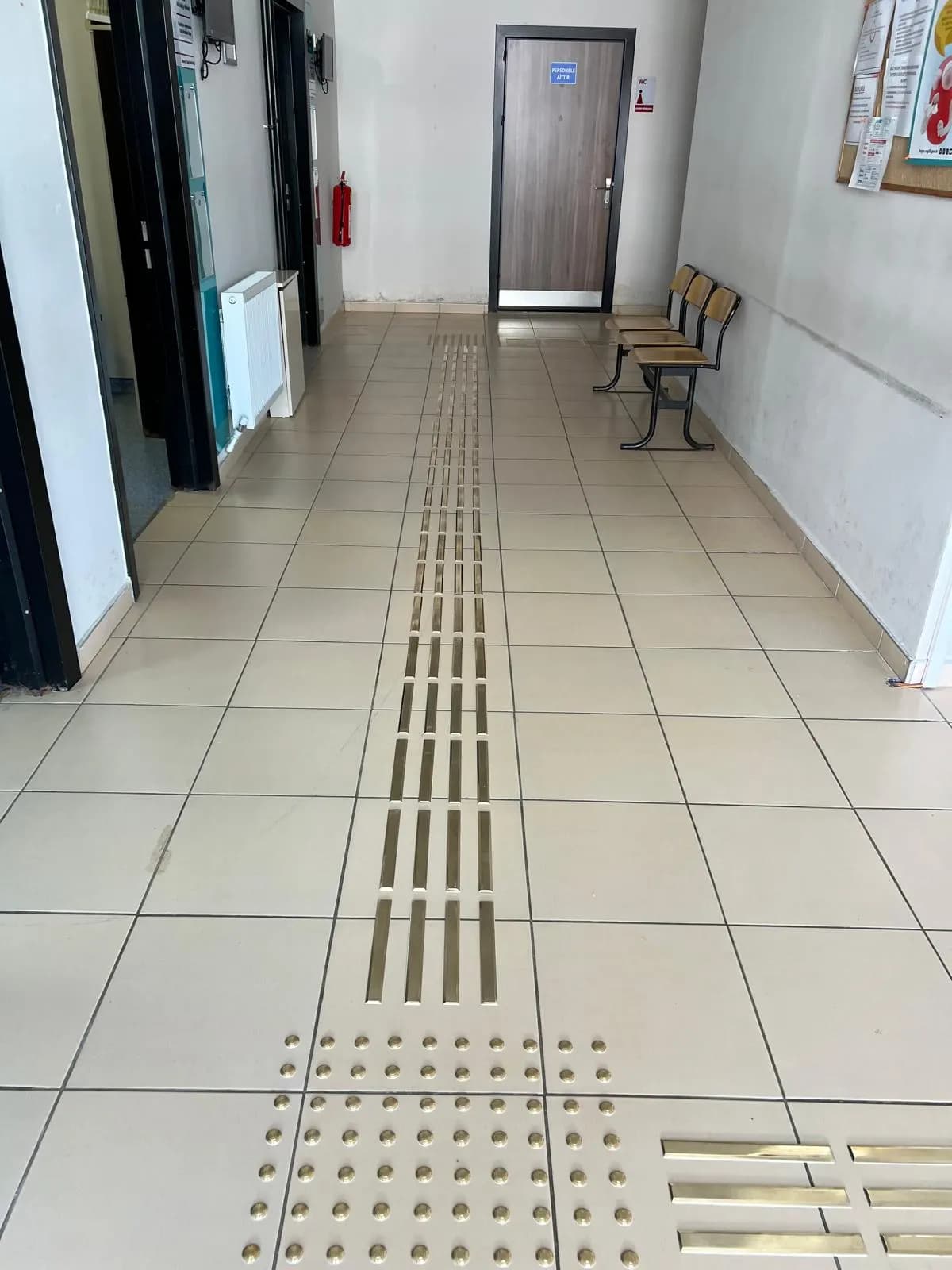Bekleme salonu koridorunda hissedilebilir kılavuz hat ve uyarı alanı