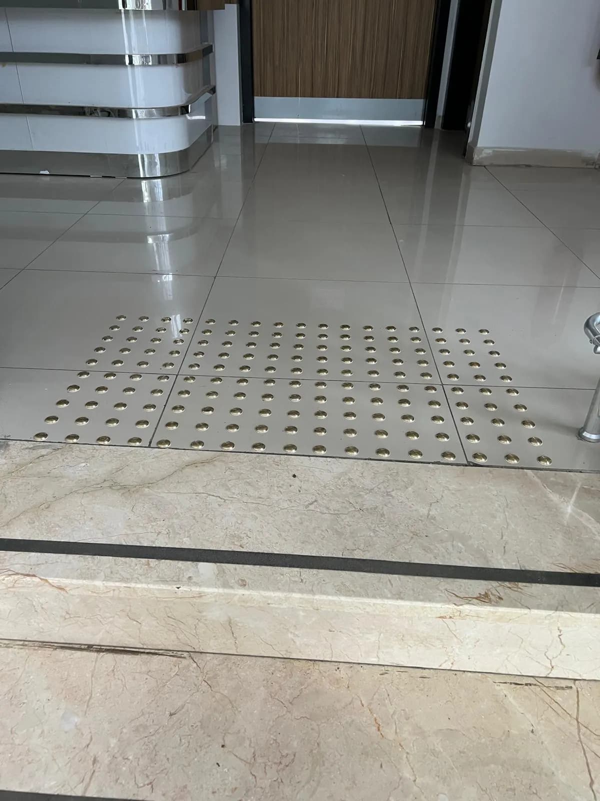 Mermer merdiven başında uyarıcı butonlar ve basamaklarda kaydırmaz şeritler