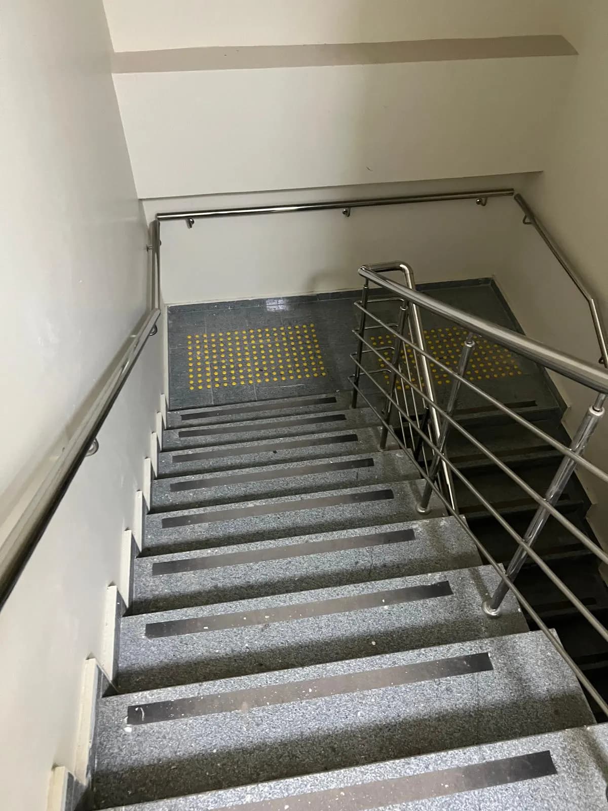 Merdiven sahanlıklarında sarı uyarı alanları ve basamaklarda kaydırmaz şeritler
